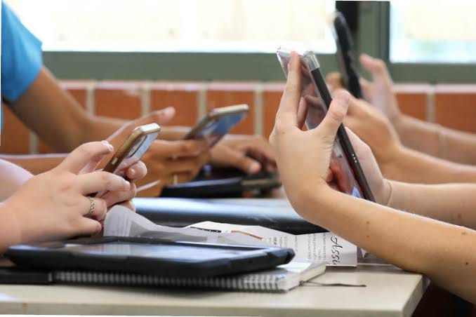 Prohíben uso de celulares en escuelas