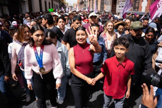 Frente a Palacio Municipal, “La Bonita” Sánchez oficializa aspiración por la alcaldía de Puebla