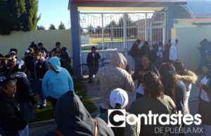 Padres de familia toman secundaria “Maestros Ilustres” y exigen destitución de subdirectora