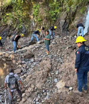 Órdenes de Gobierno y Fuerzas Armadas atienden deslizamiento de tierra en Pahuatlán