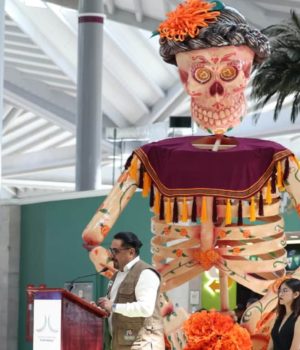 Inauguran en el AIFA la catrina monumental “La vendedora de flores” de Atlixco